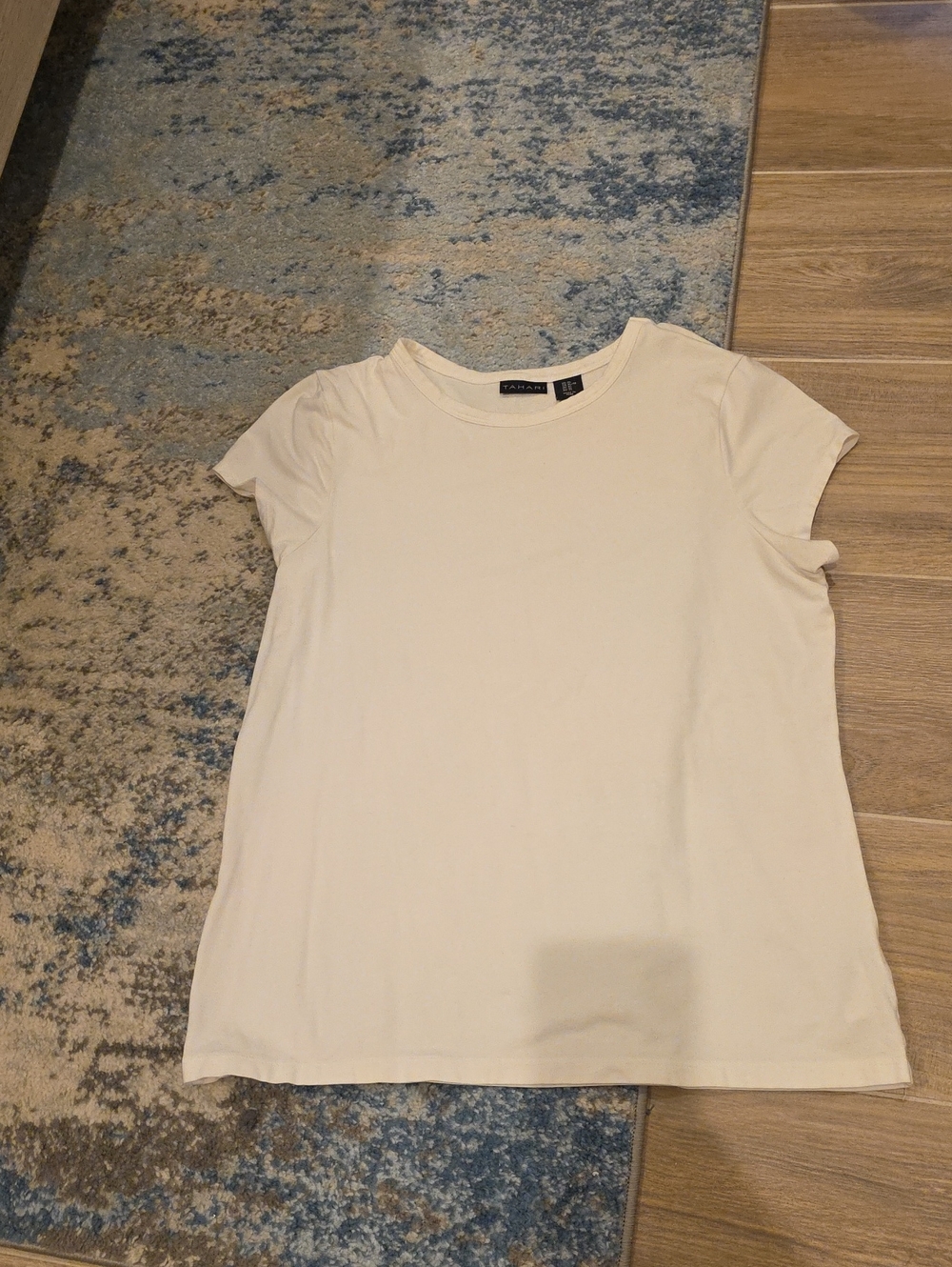 Tahari White Short Sleeve Crewneck Tee